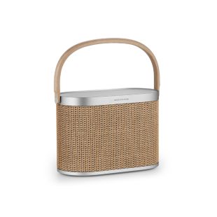 Bang & Olufsen Beosound A5 kaasaskantav multiruum WiFi k&otilde;lar on helepruun, k&otilde;larite kate on rotangi meenutava mustriga