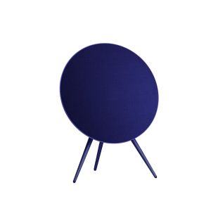 Bang & Olufseni Beoplay A9 multiruum wifi k&otilde;lar on taldriku kujuline, mida hoiavad p&uuml;sti kolm puidust jalga