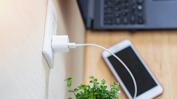 Puust ja punaseks: mis juhtub, kui laed telefoni „liiga võimsa“ laadijaga?