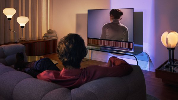 Kuidas tuua elutuppa päris kinoheli nii, et tuba ei näeks välja nagu tehnikaladu?