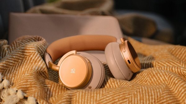 Aku läbi, klapid prügikasti? Beoplay H100 lõpetab selle raiskamise
