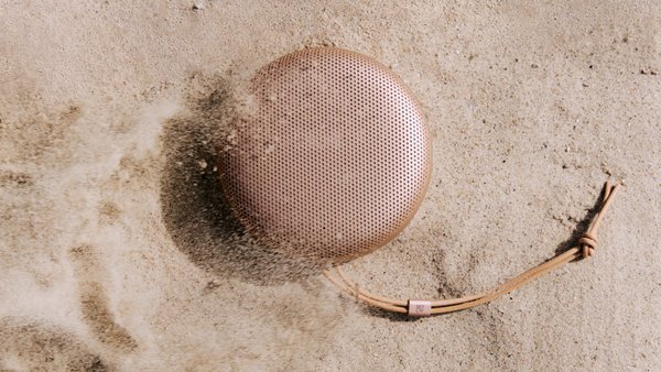 Beosound A1 Gen 3: vee- ja tolmukindel kõlar, mis pakub 360-kraadist heliesitust